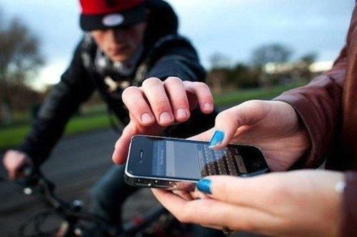 Bắt giữ đối tượng cướp giật điện thoại tại Hà Nội