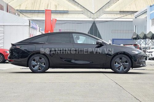 CLIP: Cận cảnh xe sedan lớn hơn Toyota Camry, 'uống xăng như ngửi', giá rẻ bất ngờ