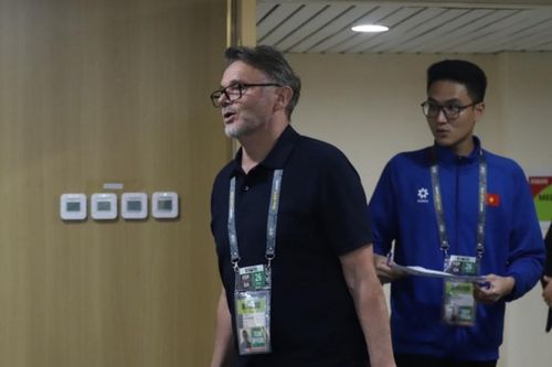 HLV Troussier vẫn ở lại Việt Nam