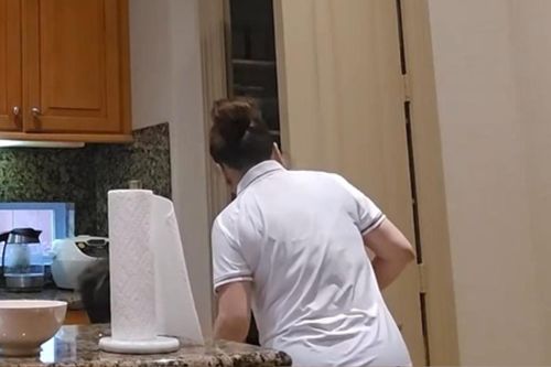 Sao nữ qua Mỹ bị thất nghiệp phải ngủ trong tủ quần áo, đi làm nail mưu sinh?