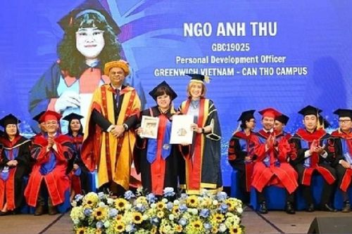 Xúc động câu chuyện đằng sau nữ sinh cầm di ảnh mẹ lên nhận bằng tốt nghiệp