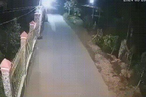 Ô tô lao như tên bắn, 2 người bị hất văng vào hàng rào tử vong tại chỗ