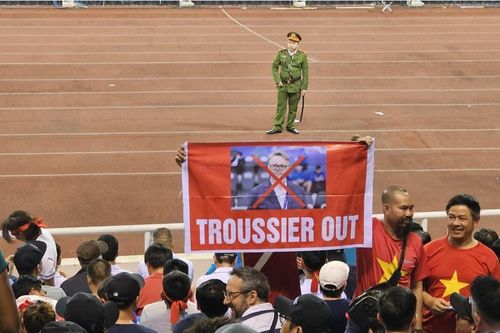 Cổ động viên đua nhau chuyển tiền ủng hộ việc sa thải HLV Troussier