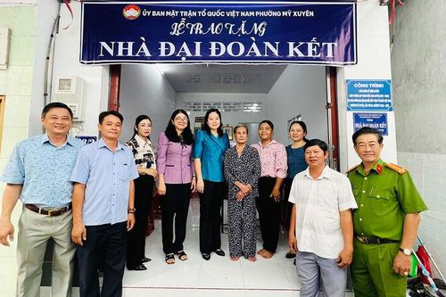 Bàn giao 2 căn nhà Đại đoàn kết cho hộ khó khăn ở phường Mỹ Xuyên