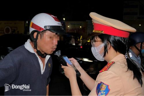 'Bóng hồng' Cảnh sát giao thông kiểm tra nồng độ cồn ở thành phố Biên Hòa