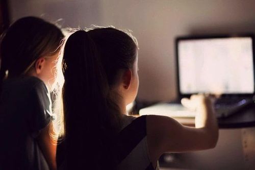 WHO báo động tình trạng trẻ em bị bắt nạt trên không gian mạng