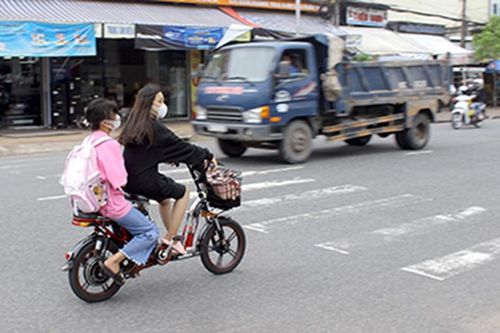 Thấp thỏm khi giao xe đạp điện cho con