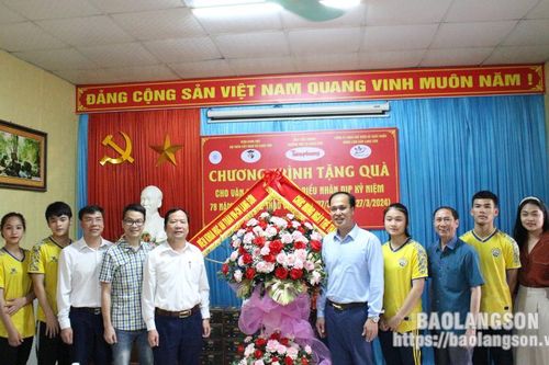 Trao tặng 20 suất quà cho các vận động viên tiêu biểu