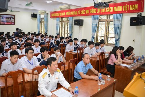 Tuyên truyền về biển, đảo cho gần 300 học sinh của thành phố Tam Điệp