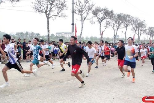 Vân Hồ hơn 1.000 vận động viên tham gia Ngày chạy Olympic vì sức khỏe toàn dân