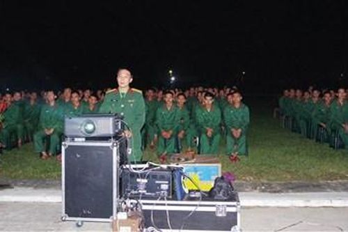 Bộ đội 'cõng phim' về vùng sâu, vùng xa