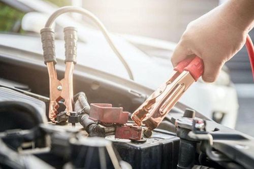 Cách khởi động xe khi bị hết ắc quy