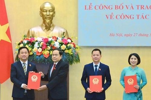 Phó Chủ tịch Thường trực Quốc hội Trần Thanh Mẫn chủ trì Lễ công bố và trao Nghị quyết của Ủy ban Thường vụ Quốc hội về công tác cán bộ
