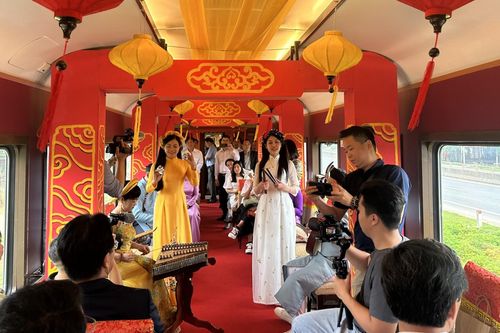 Có gì trên đoàn tàu 'cung đình' kết nối di sản miền Trung
