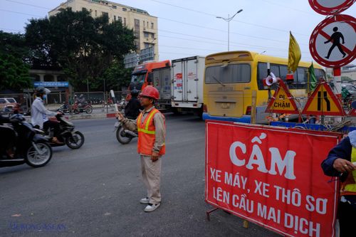 Hà Nội: Bất chấp biển cấm, nhiều xe máy vẫn đi lên cầu vượt Mai Dịch