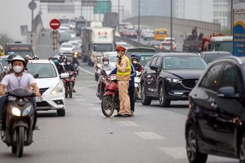 Xử phạt nhiều tài xế xe máy cố tình đi lên Vành đai 3 trên cao
