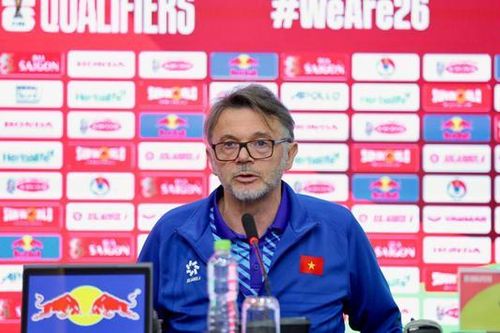 VFF hỗ trợ hơn 3 tháng lương cho HLV Phillippe Troussier