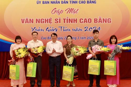 UBND tỉnh gặp mặt văn nghệ sĩ đầu Xuân Giáp Thìn 2024