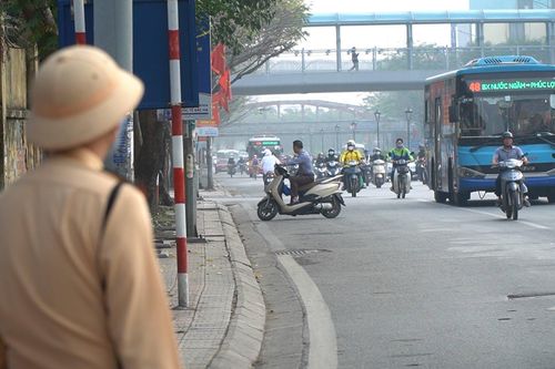 Thấy CSGT, học sinh cố tình 'thông chốt', phụ huynh đầu trần luồn lách tránh né