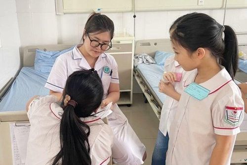 Hơn 30 học sinh nhập viện sau bữa ăn bán trú