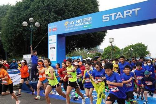 Hơn 10.000 vận động viên tham gia Giải chạy bán marathon Tây Hồ 2024