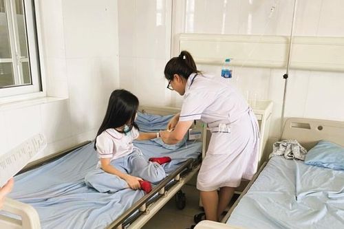 Hơn 30 học sinh phải nhập viện vì đau bụng, buồn nôn