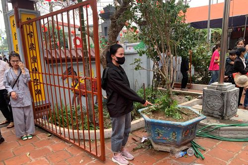 Khởi tố 'nữ quái' móc trộm điện thoại tại hội làng ở huyện Ứng Hòa