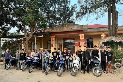 Bàng hoàng 2 nhóm choai loạn đả bằng tuýp sắt và vỏ chai bia