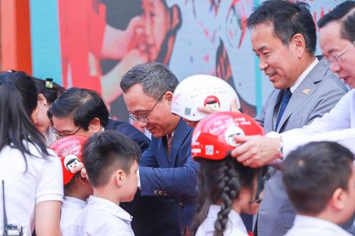 Honda Việt Nam tổng kết Trao tặng mũ bảo hiểm cho học sinh lớp Một năm học 2023 - 2024