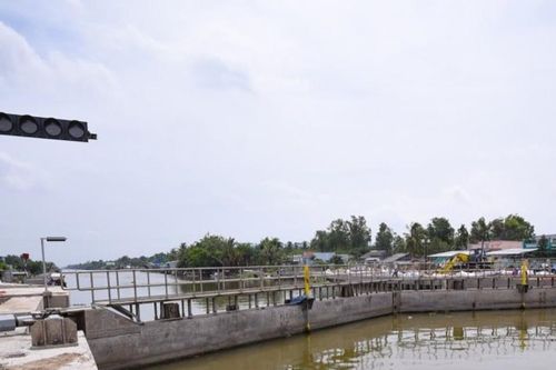 'Tường thành' bảo vệ vùng ngọt trong đỉnh mặn khốc liệt