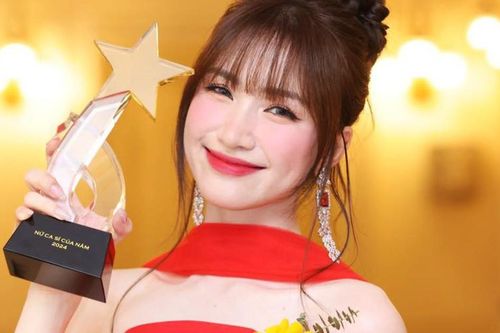Vừa nhận giải Cống hiến, Hòa Minzy 'khao' fan đi ăn mừng ngay trong đêm