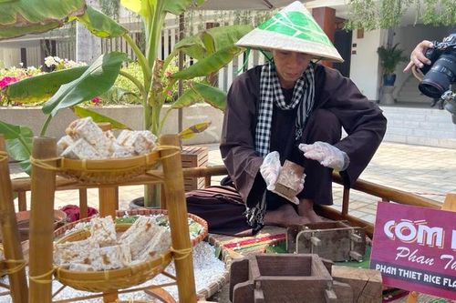 Du khách nước ngoài hào hứng với món ăn thất truyền của Bình Thuận