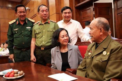 Thường trực Ban Bí thư Trương Thị Mai tặng quà, tri ân các chiến sĩ Điện Biên