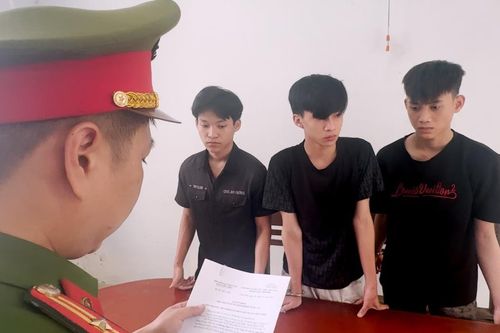 Khởi tố nhóm 'báo thủ' hay càn quấy trên phố