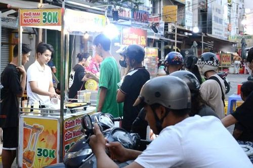 Bạn trẻ Sài Gòn 'phát sốt' với trào lưu ăn vặt 'phô mai sữa nướng'