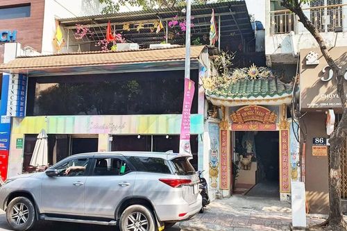 Quán nhậu trong... miếu