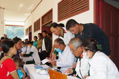 Tỉnh Quảng Nam tặng quà, khám bệnh cho nhân dân Lào dịp Tết cổ truyền BunPiMay