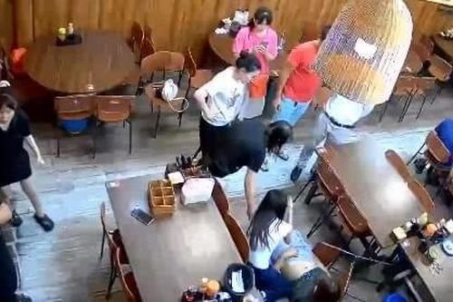 Khen thưởng nữ điều dưỡng Bệnh viện Bạch Mai cứu du khách ngưng tim ở Đà Nẵng