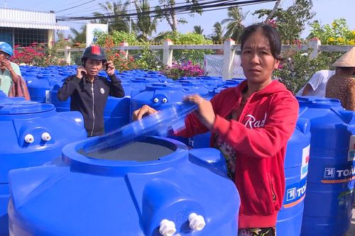 Cà Mau chi ngân sách 10 tỷ đồng hỗ trợ mua dụng cụ trữ nước cho người dân