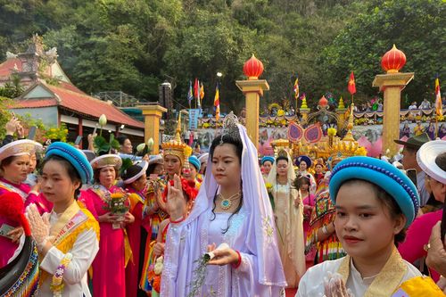 Hàng ngàn du khách chen chân dự lễ hội Quán Thế Âm