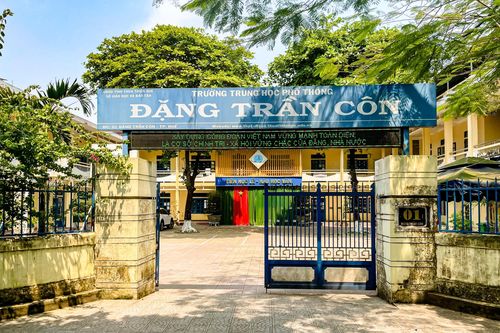 Phê bình Hiệu trưởng vì bắt học sinh không đi dã ngoại phải dọn vệ sinh trường