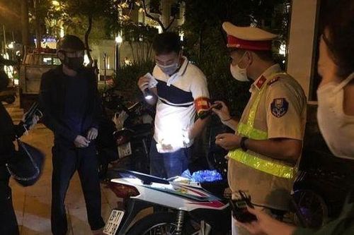 Gặp tổ công tác 141, hai thanh niên tự nguyện giao nộp... ma túy