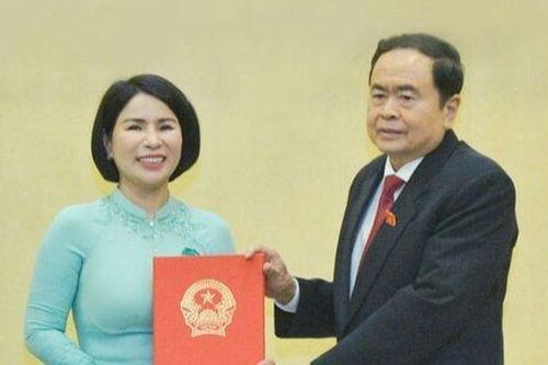 Bản tin 8H: Ủy ban Thường vụ Quốc hội trao nghị quyết về công tác cán bộ