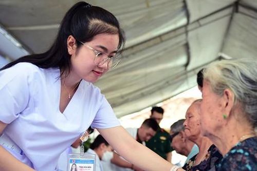 Tiền Phong Marathon 2024 đồng hành thăm khám, tư vấn chăm sóc sức khỏe cộng đồng