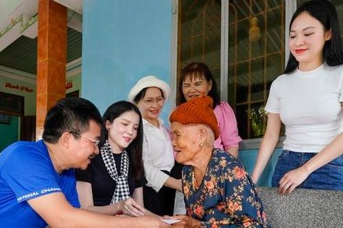 Ban tổ chức Tiền Phong Marathon tri ân Mẹ Việt Nam Anh hùng