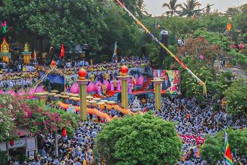 Dòng người đổ xô về dự lễ Quán Thế Âm và xem đua thuyền tại sông Cổ Cò ở Đà Nẵng