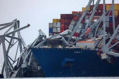 Hé lộ những phút kịch tính cuối cùng trước khi tàu container đâm sập cầu ở Mỹ