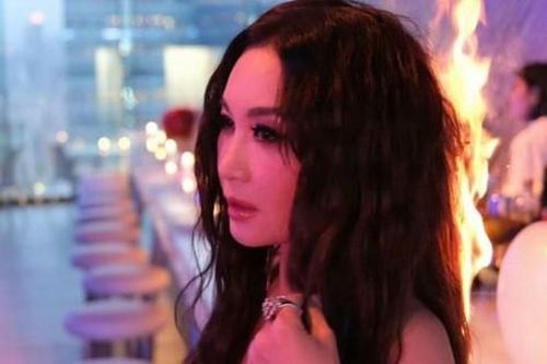 Ôn Bích Hà bị lửa bén cháy tóc