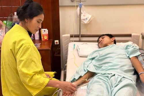 Thương mẹ không còn tiền, nam sinh nằng nặc đòi về nhà 'chờ chết'