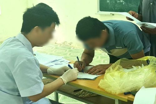 Khám sức khỏe 'thần tốc' cho hàng trăm người học lái xe máy ở Thanh Hóa
